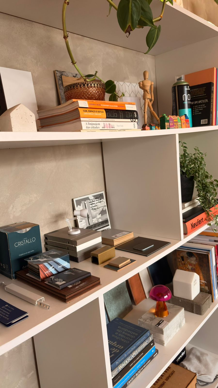 Biblioteca de materiais do escritório — amostras de granito, MDF e tecidos